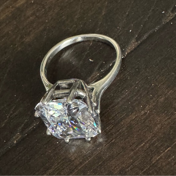 Exquisite Radiant Cut CZ Ring - Picture 8 of 8